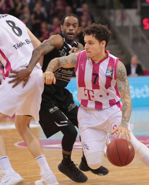 效力一年 效力一年